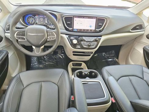 Used 2024 Chrysler Pacifica Touring-L w/ Road Tripper Package FWD image 9