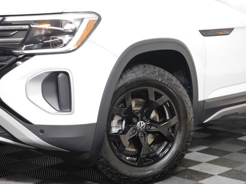 Used 2025 Volkswagen Atlas Peak Edition SE image 3