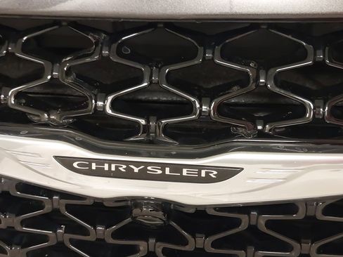 Used 2022 Chrysler Pacifica Touring-L image 34