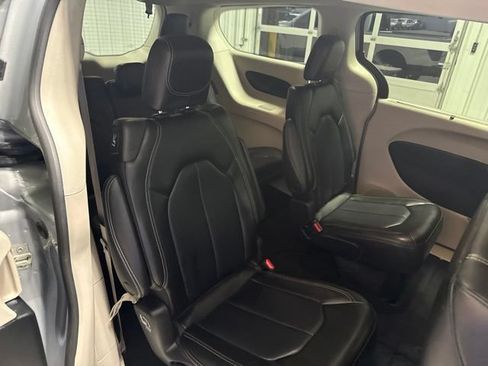 Used 2023 Chrysler Pacifica Touring-L FWD image 20