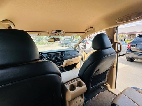 Used 2017 Kia Sedona LX w/ LX Essentials Premium Package FWD image 21