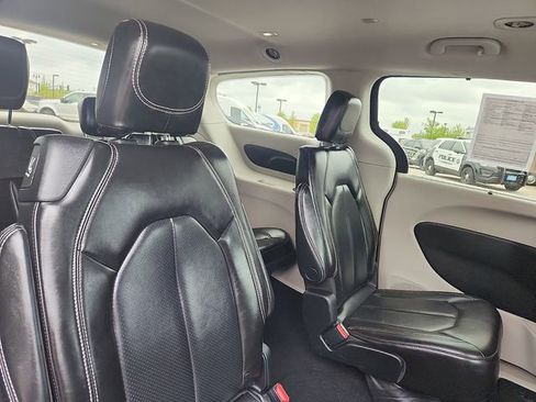 Used 2023 Chrysler Pacifica Touring-L FWD image 30