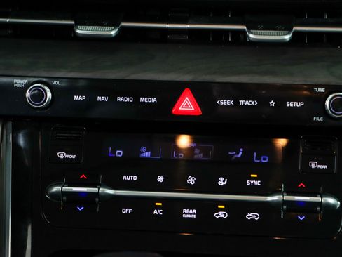 Used 2024 Kia Carnival EX FWD image 20