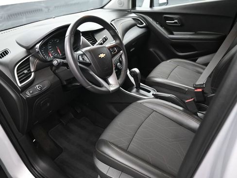 Used 2022 Chevrolet Trax LT w/ LT Convenience Package image 9