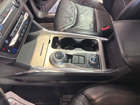 Used 2020 Ford Explorer Platinum w/ Premium Technology Package AWD/4WD image 18