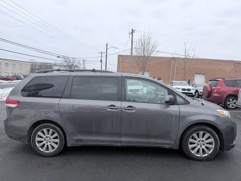 Used 2014 Toyota Sienna XLE image 12