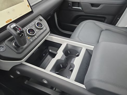 Used 2025 Land Rover Defender 90 S image 24