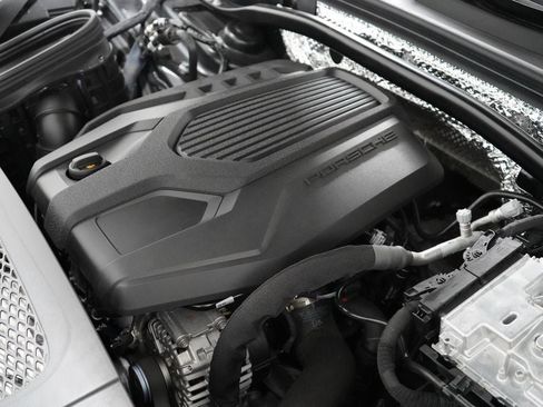 Used 2024 Porsche Macan AWD/4WD image 36