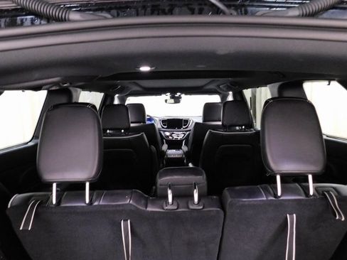 Used 2025 Chrysler Pacifica Limited image 17