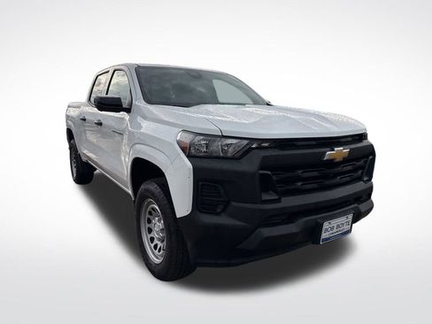 Used 2024 Chevrolet Colorado W/T w/ Technology Package RWD image 4
