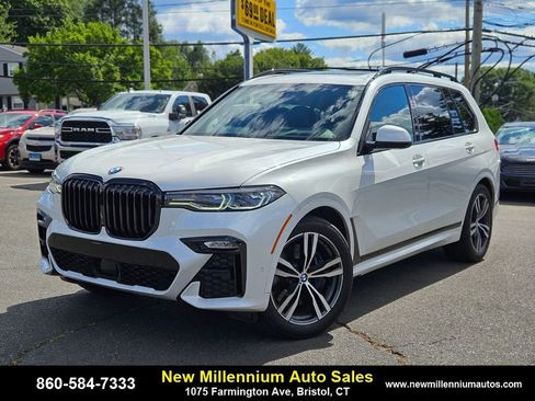 Used 2021 BMW X7 M50i image 1