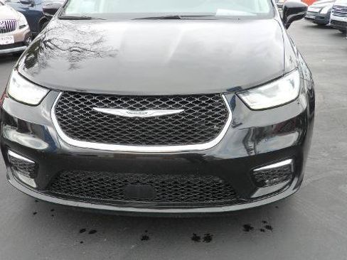 Used 2024 Chrysler Pacifica Touring-L FWD image 4