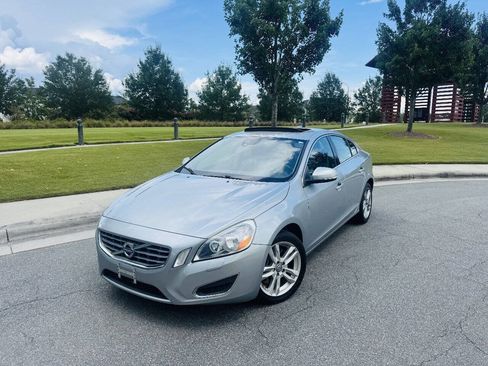 Used 2013 Volvo S60 T5 FWD image 2