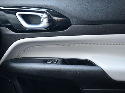 Used 2025 Jeep Compass Limited image 27