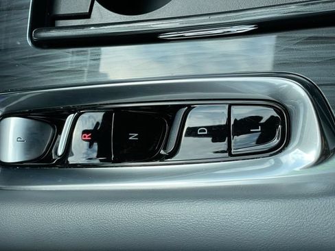 Used 2022 Buick Enclave Essence w/ Sport Touring Edition FWD image 24