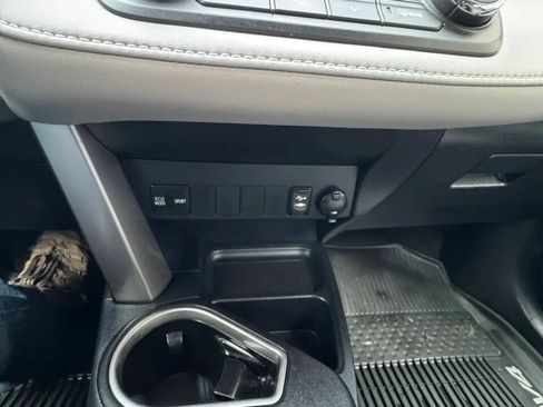 Used 2016 Toyota RAV4 XLE AWD/4WD image 17