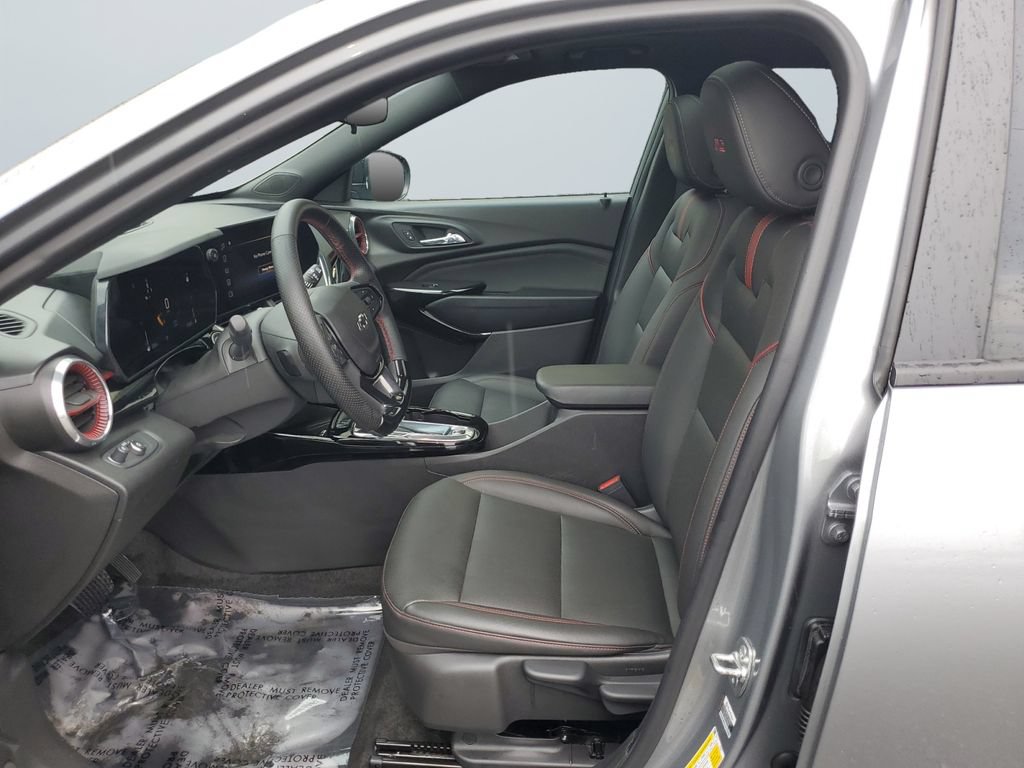 Used 2025 Chevrolet Trax RS w/ Sunroof Package FWD image 9