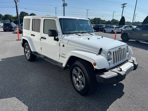 Used 2017 Jeep Wrangler Unlimited Sahara w/ Connectivity Group AWD/4WD image 4