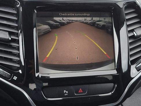 Used 2019 Jeep Cherokee Limited FWD image 26