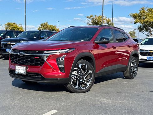 Used 2025 Chevrolet Trax RS image 2