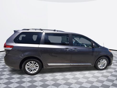 Used 2014 Toyota Sienna XLE w/ Entertainment Package FWD image 5