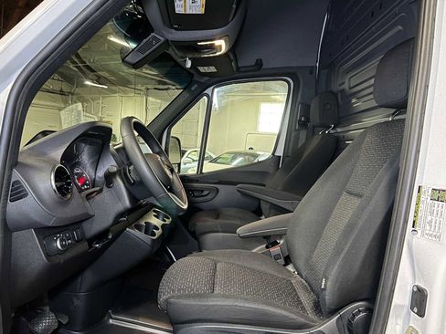 Used 2025 Mercedes-Benz Sprinter 2500 image 20