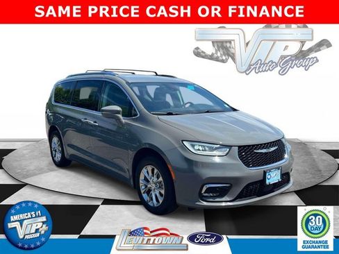 Used 2021 Chrysler Pacifica Touring-L w/ Uconnect Theater Family Group AWD/4WD image 1