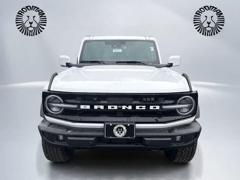 New 2025 Ford Bronco Outer Banks w/ Sasquatch Package AWD/4WD image 2