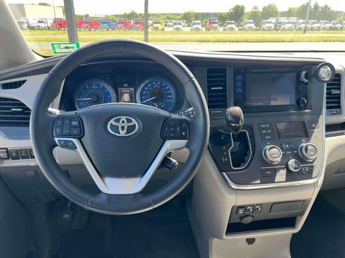 Used 2017 Toyota Sienna XLE w/ XLE Navigation Package FWD image 29