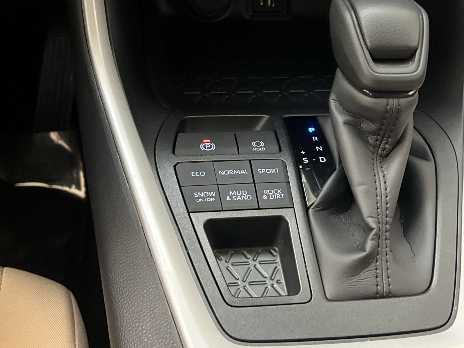 Used 2025 Toyota RAV4 LE AWD/4WD image 32