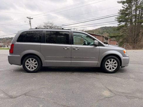Used 2016 Chrysler Town & Country Touring FWD image 4