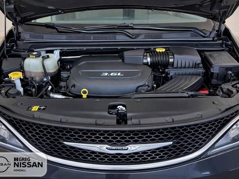 Used 2018 Chrysler Pacifica Touring Plus w/ S Appearance Package FWD image 13