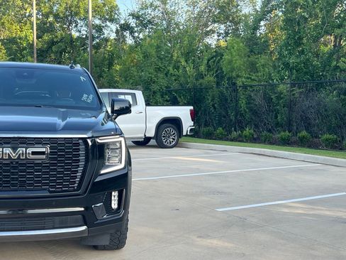 Used 2023 GMC Yukon Denali Ultimate AWD/4WD image 3