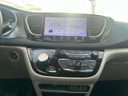Used 2024 Chrysler Pacifica Touring-L FWD image 27