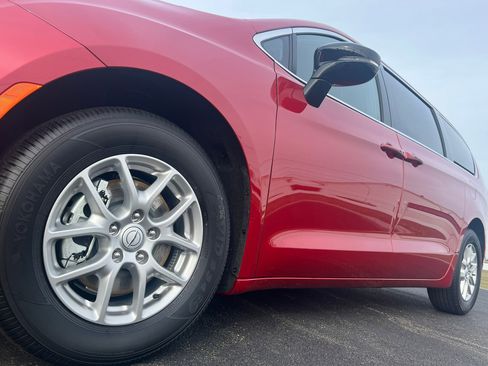 New 2026 Chrysler Pacifica Select image 5