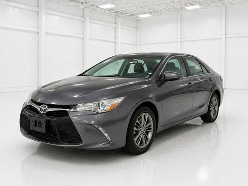 Used 2015 Toyota Camry SE FWD image 1