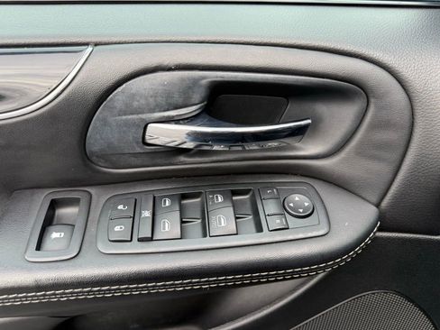 Used 2014 Dodge Grand Caravan SXT FWD image 12