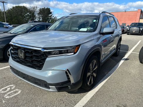 Used 2024 Honda Pilot Touring image 1
