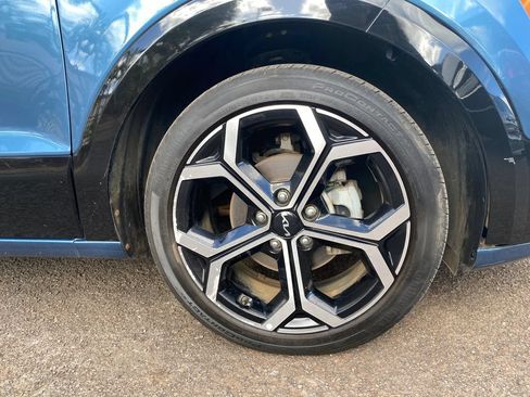Used 2023 Kia Niro EX Touring FWD image 9