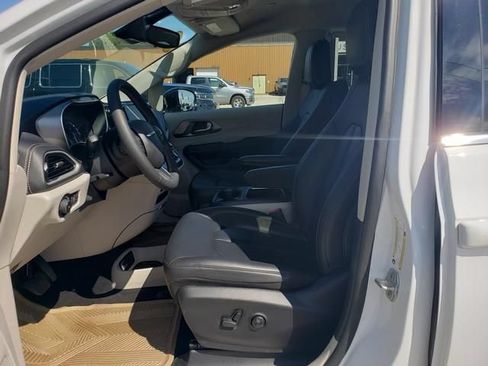 Used 2024 Chrysler Pacifica Touring-L FWD image 10