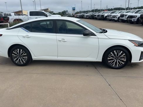 Used 2026 Nissan Altima 2.5 SV FWD image 2