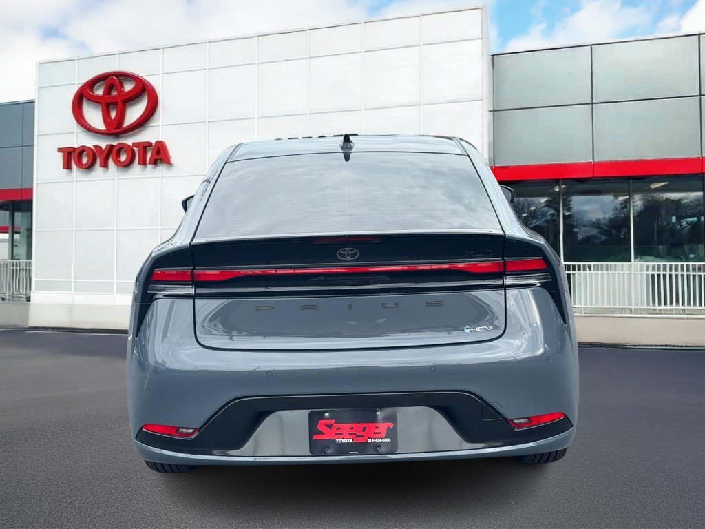 Used 2026 Toyota Prius XLE FWD image 5