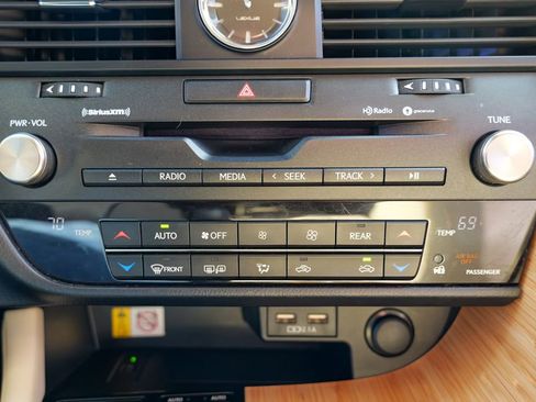 Used 2022 Lexus RX 350L Premium w/ Premium Package image 50