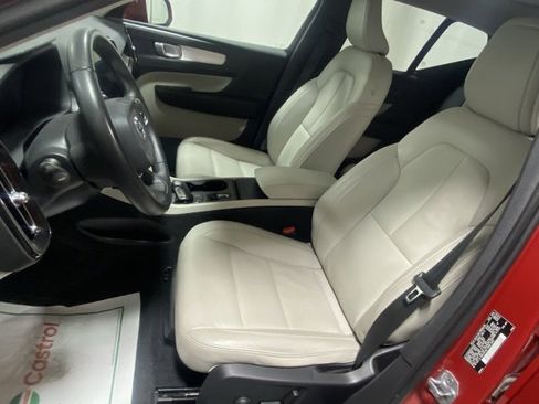 Used 2019 Volvo XC40 T5 Momentum image 11