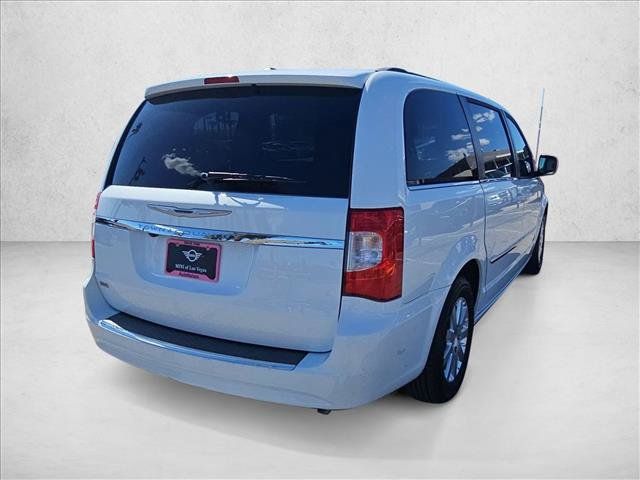 Used 2016 Chrysler Town & Country Touring FWD image 5