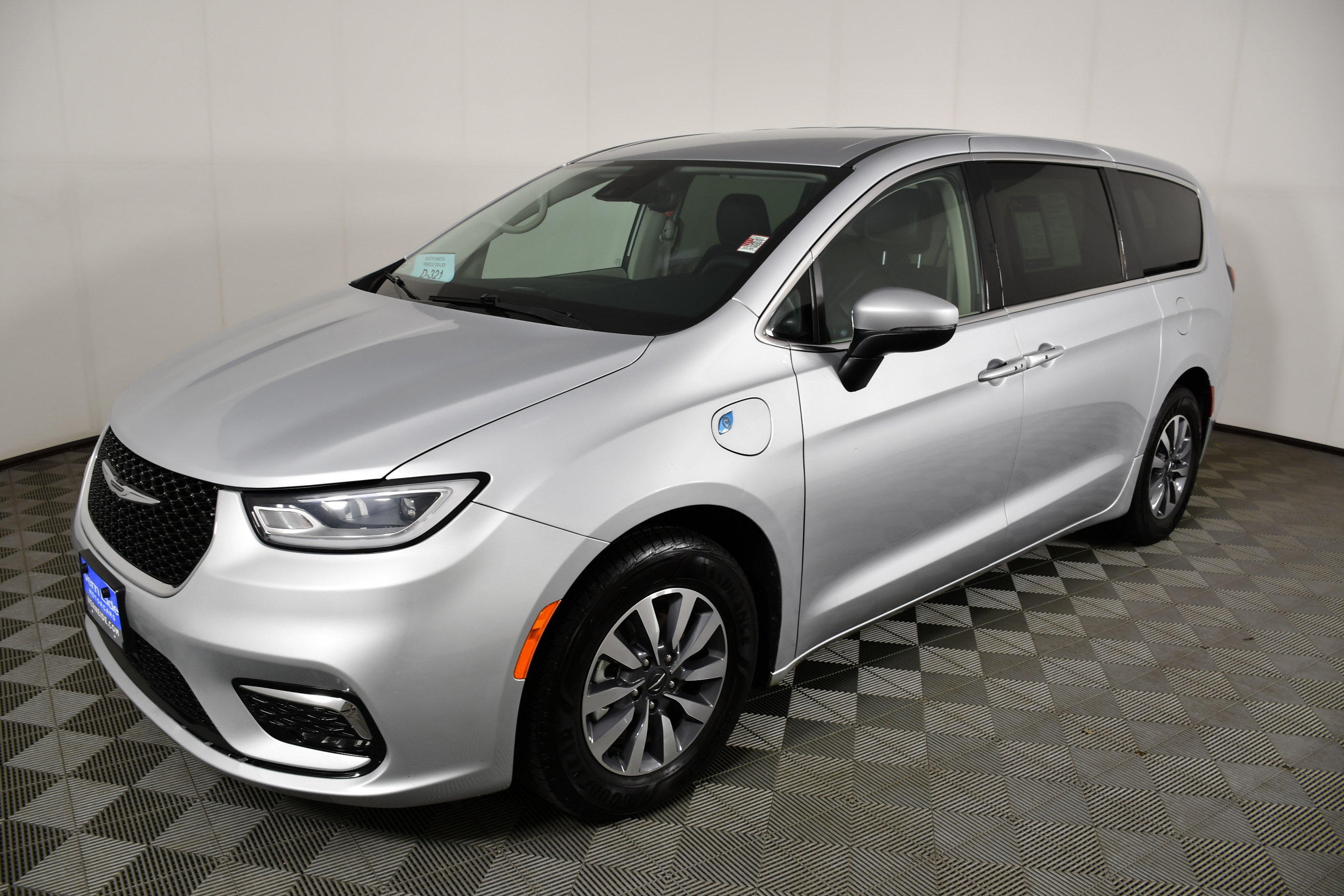 Used 2023 Chrysler Pacifica Touring-L FWD image 10