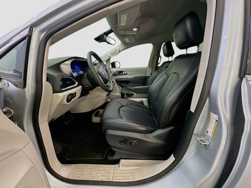 Used 2024 Chrysler Pacifica Touring-L image 13