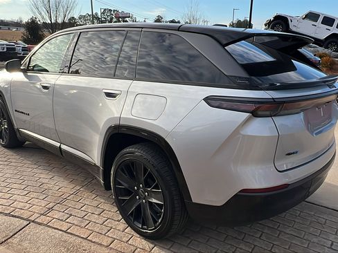 Used 2024 Jeep Wagoneer Launch Edition image 10