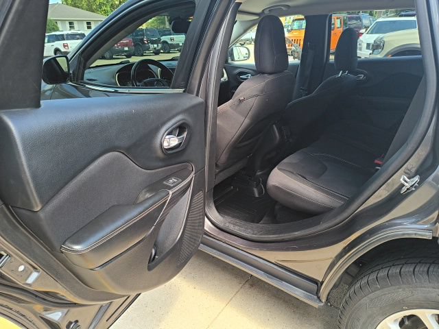 Used 2015 Jeep Cherokee Latitude w/ Comfort/Convenience Group AWD/4WD image 13