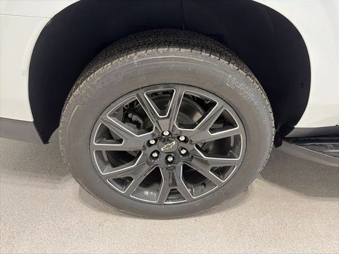 New 2026 Chevrolet Suburban LT image 7